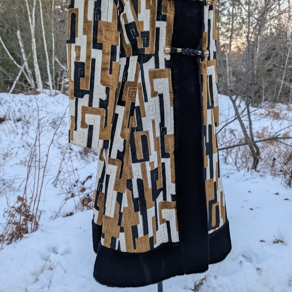 GORGEOUS 70'S MADE IN CANADA IRVING POSLUNS VINTAGE CHENILLE CARPET COAT - Picture 8 of 16